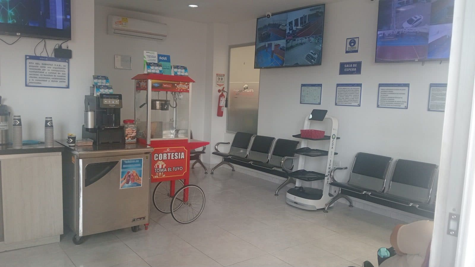 Sala de espera del CDA del Sumapaz, con cafetería y máquina de crispetas de cortesía